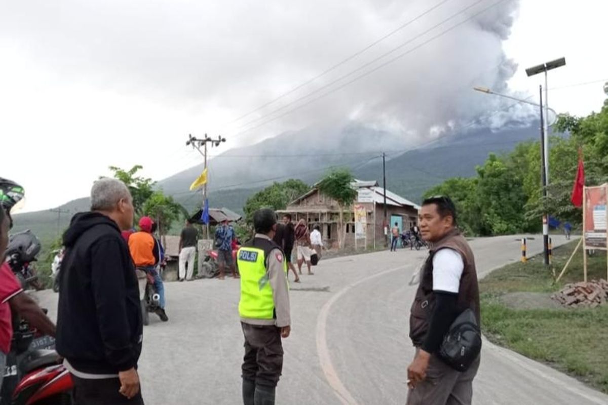 Terdampak Erupsi Gunung Lewotobi, Jalan Trans Flores Diberlakukan Buka Tutup