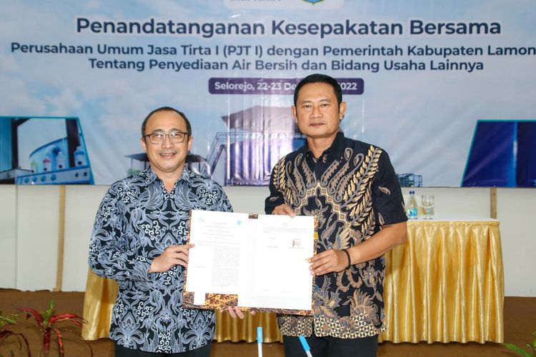 Bupati Lamongan Yuhronur Efendi (kanan), usai agenda penandatangan perpanjangan kerja sama dengan Perum Jasa Tirta 1 di hall Hotel Selorejo, Kecamatan Ngantang, Malang, Jawa Timur, Jumat (23/12/2022).
