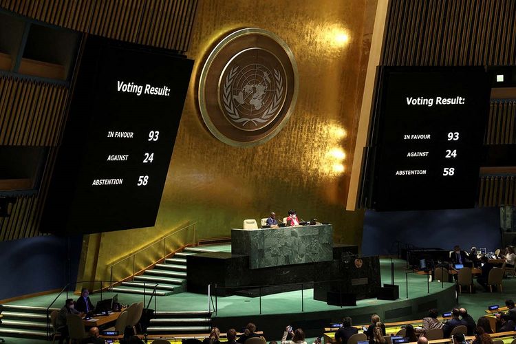 Layar memperlihatkan hasil pemungutan suara mengenai menskors Rusia dari Dewan Hak Asasi Manusia PBB saat sesi khusus darurat Sidang Umum PBB tentang invasi Rusia ke Ukraina, di markas besar PBB di New York City, New York, Amerika Serikat, Kamis (7/4/2022). ANTARA FOTO/REUTERS/Andrew Kelly/aww/cfo