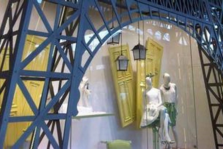 Dari pintu masuk saja nuansa Paris sudah terasa di Galeries Lafayette, dengan adanya desain Menara Eiffel.