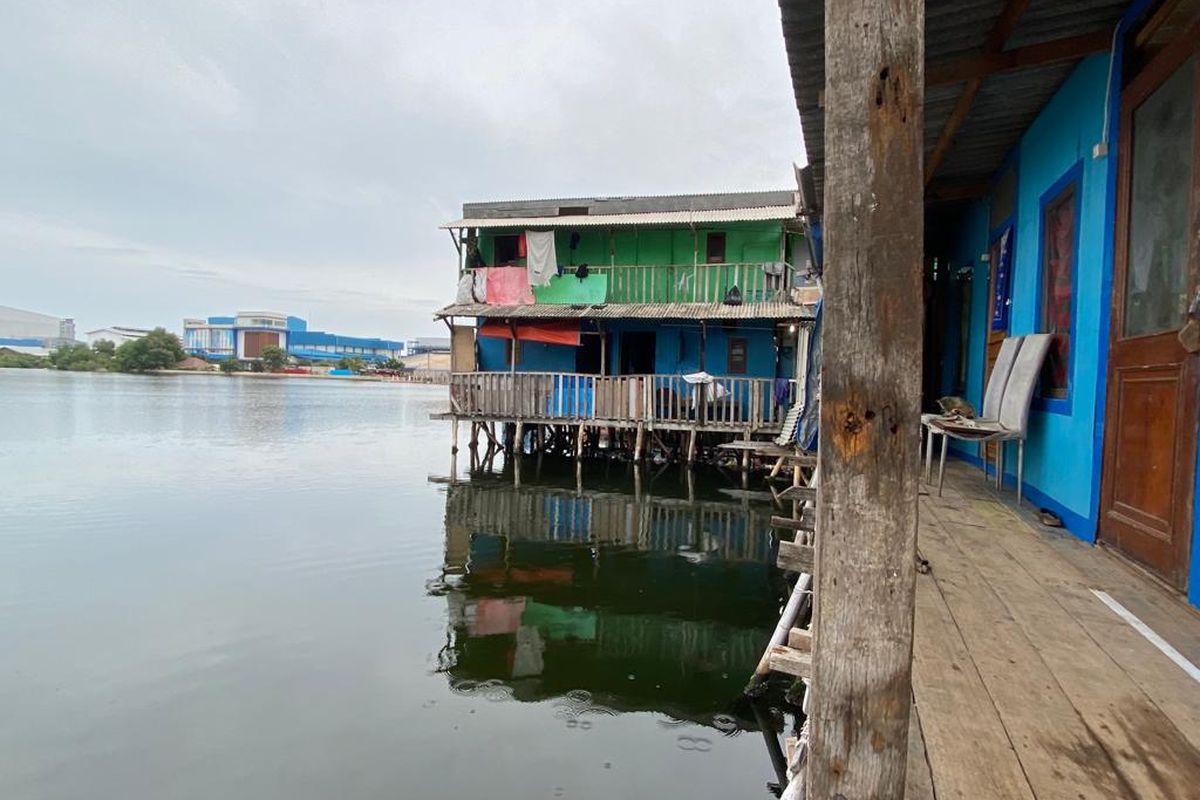 Rumah di Kampung Pojok, Muara Baru, Jakarta Utara dibangun di pinggir Teluk Jakarta. Sayangnya, puluhan rumah semipermanen itu masih mengalami krisis air bersih. 