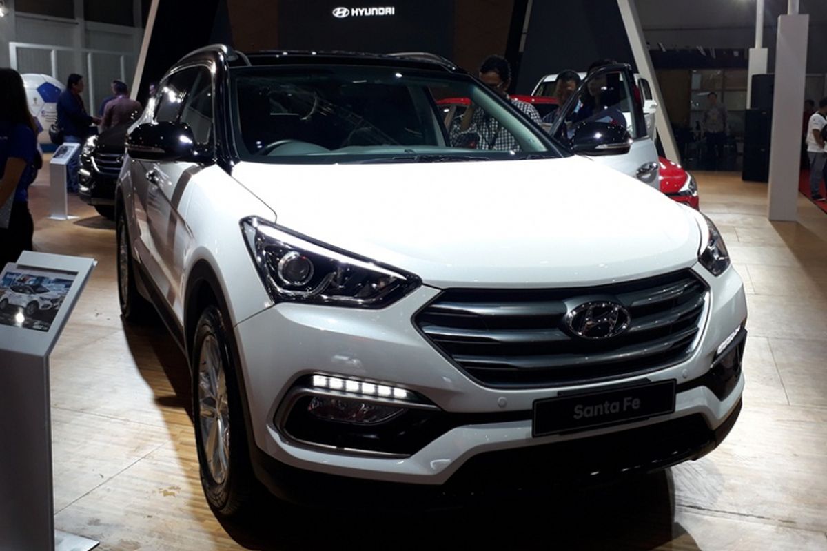 Hyundai Santa Fe mendapatkan paket spesial selama di IIMS 2018.