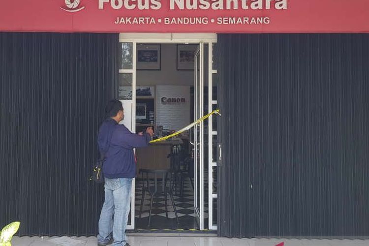 Garis polisi dipasang di depan toko kamera Focus Nusantara Semarang yang menjadi lokasi perampokan dan pembunuhan, Selasa (29/3/2022). 