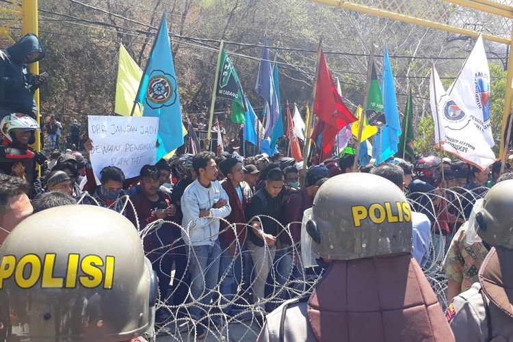 Mahasiswa Gorontalo bertahan di balik barikade yang dibentangkan aparat kepolisian di depan DPRD Provinsi Gorontalo.