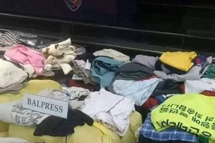 Tangkapan layar unggahan foto barang bukti pakaian bekas ilegal disebut ditilap penyidik Polda Metro Jaya.