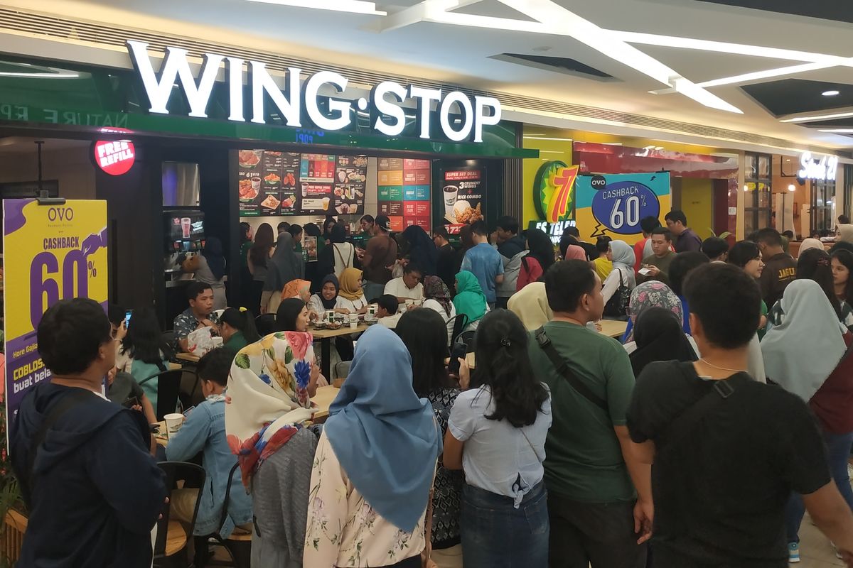 Sejumlah warga DKI menikmati diskon makanan menyambut Pemilu 2019 di Mall Kota Kasablanca, Rabu (17/4/2019) petang, terkait diskon pada hari pemilu.