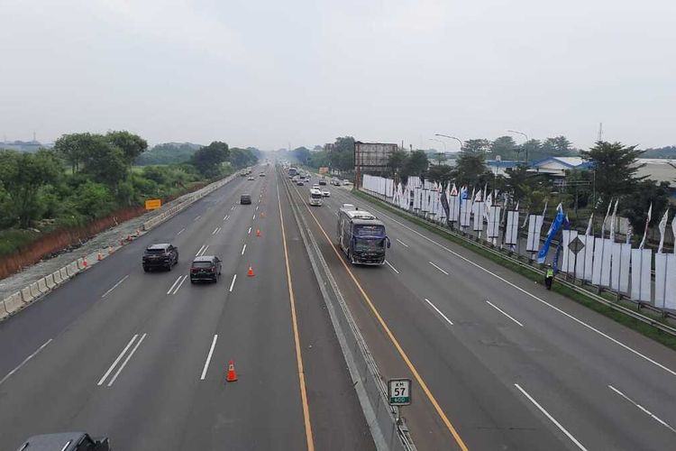 Arus lalu lintas pada H-1 Lebaran Idul Fitri 1443 hijriah, Minggu (1/5/2022) pukul 11.30 WIB di kilometer 57 tol Jakarta-Cikampek terpantau ramai lancar.