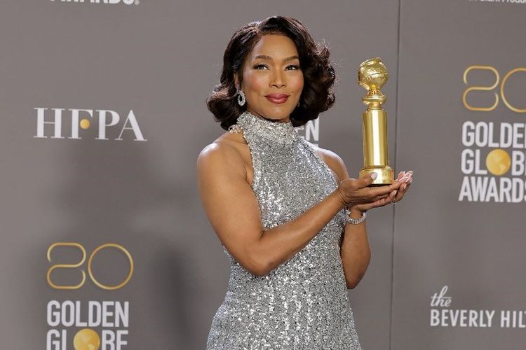 Aktris Angela Bassett berpose dengan piala Best Supporting Actress in a Motion Picture di perhelatan Golden Globe Awards 2023 yang diselenggarakan di The Beverly Hilton, Beverly Hills, California, pada 10 Januari 2023. 