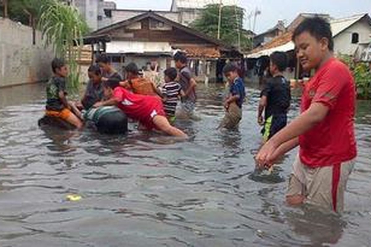 Warga Rawa Buaya, Cengkareng, Jakarta Barat mengalami banjir pada Minggu (13/1/2013). Banjir tersebut akibat luapan kali Mookervart, Jakarta Barat.