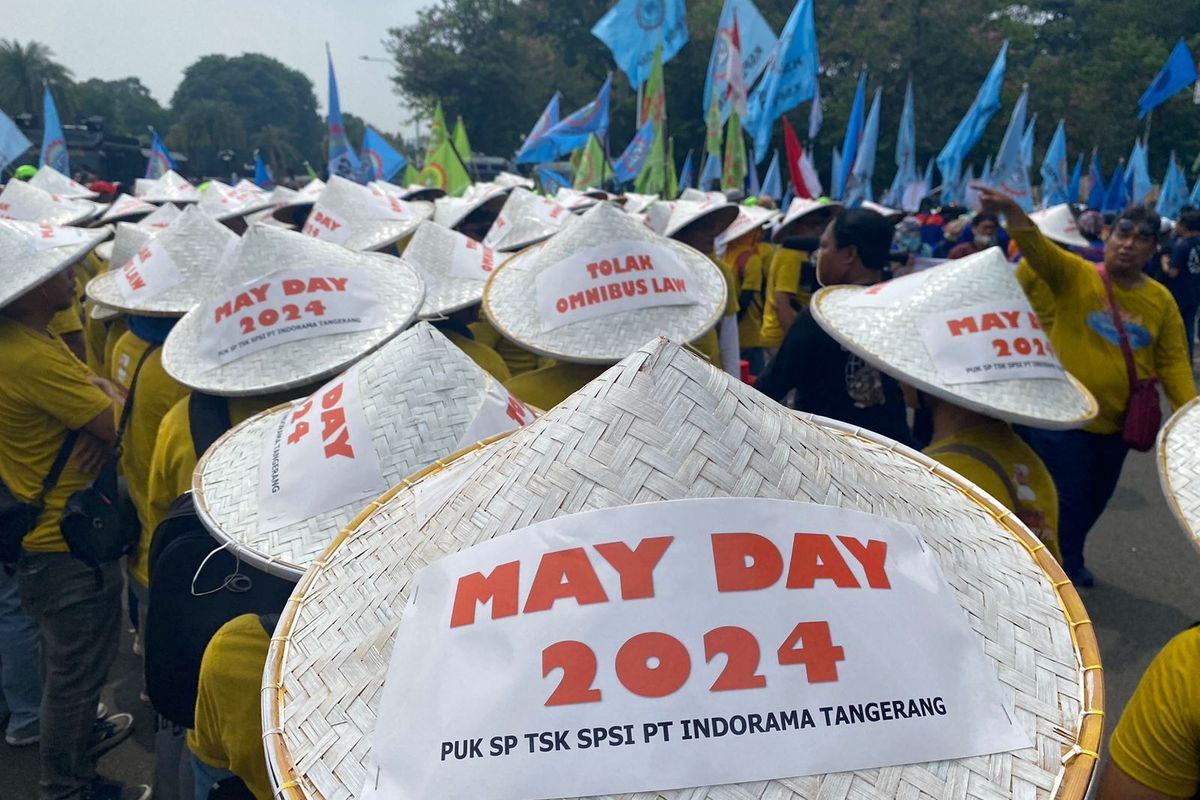 PUK SP TSK SPSI PT Indorama Tangerang yang ikut dalam aksi Hari Buruh di Patung Kuda, Jakarta Pusat, Rabu (1/5/2024).