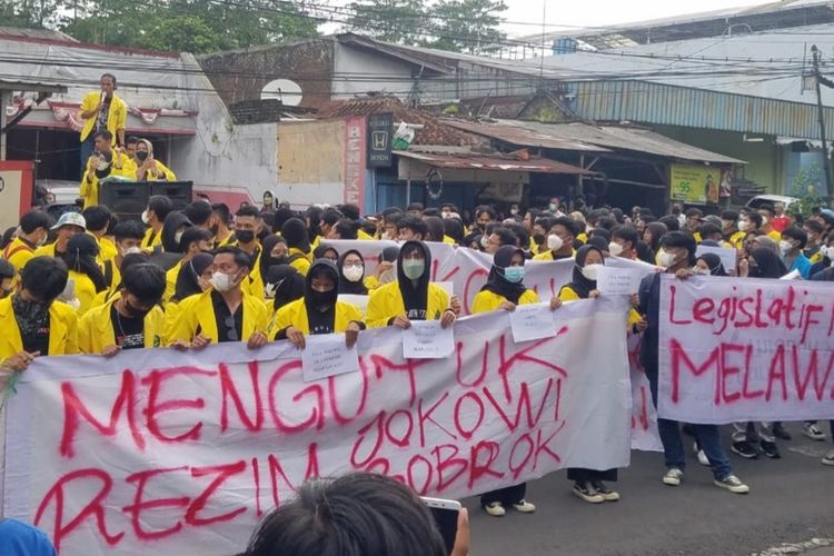 Foto-foto: Ribuan mahasiswa dari berbagai kampus Tasikmalaya berunjukrasa dan mengumandangkan lagu Reformasi protes kebijakan pemerintah serta menduduki gedung DPRD Kota Tasikmalaya, Jawa Barat, Jumat (8/4/2022) sore.