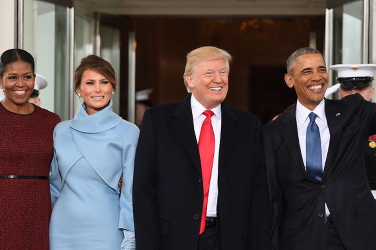 Presiden AS Barack Obama (kanan) dan Ibu Negara Michelle Obama (kiri) menyambut presiden terpilih Donald Trump (dua kanan) dan istrinya, Melania, di Gedung Putih, Washington DC, Jumat (20/1/2017). Prosesi pelantikan Trump dan Mike Pence selaku presiden dan wakil presiden terpilih AS berlangsung panjang. Serangkaian acara digelar mulai 19-21 Januari.