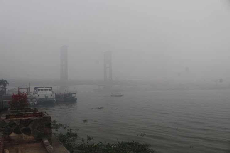 Kabut asap tebal menyelimuti Kota Palembang. Kabut asap berasal dari kebakaran hutan dan lahan yang terjadi di beberapa wilayah di Sumatera Selatan, Senin (14/10/2019).