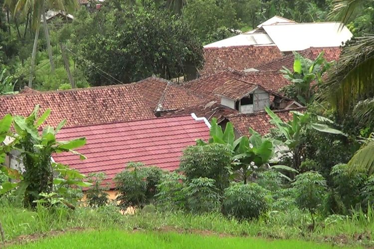 Lokasi perkampungan penduduk yang terancam longsor akibat pergerakan tanah di Kampung Cibadak,  Desa Sukamahi, Kecamatan Sukaresmi, Kabupaten Cianjur, Jawa Barat.