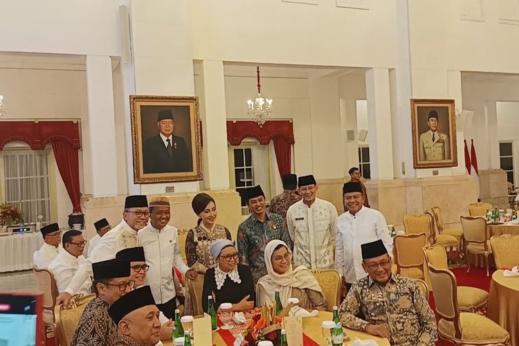 Sejumlah menteri hadir dan berfoto bersama di acara buka bersama Presiden Joko Widodo, Wakil Presiden Ma'ruf Amin dan anggota Kabinet Indonesia Maju di Istana Kepresidenan, Jakarta, Kamis (28/3/2024).