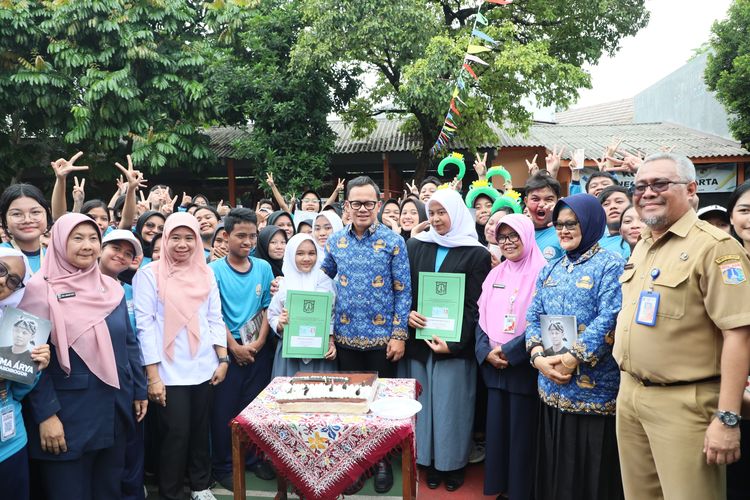 Wamendagri Bima Arya Sugiarto saat menyerahkan KTP kepada siswa yang telah berusia 17 tahun di Sekolah Menengah Atas Negeri (SMAN) 34 Pondok Labu, Jakarta Selatan, Selasa (17/12/2024).