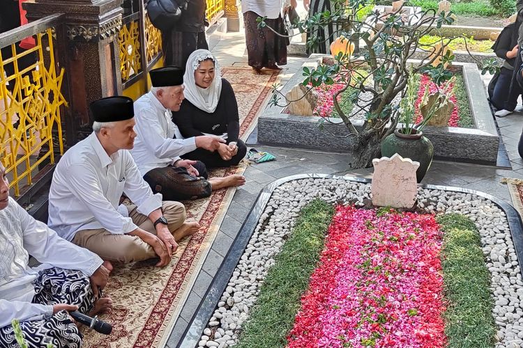 Calon presiden nomor urut 3 Ganjar Pranowo berziarah ke makam Gus Dur didampingi putri Gus Dur, Yenny Wahid di Pondok Pesantren Tebu Ireng, Jombang, Jawa Timur, Jumat (12/1/2024).