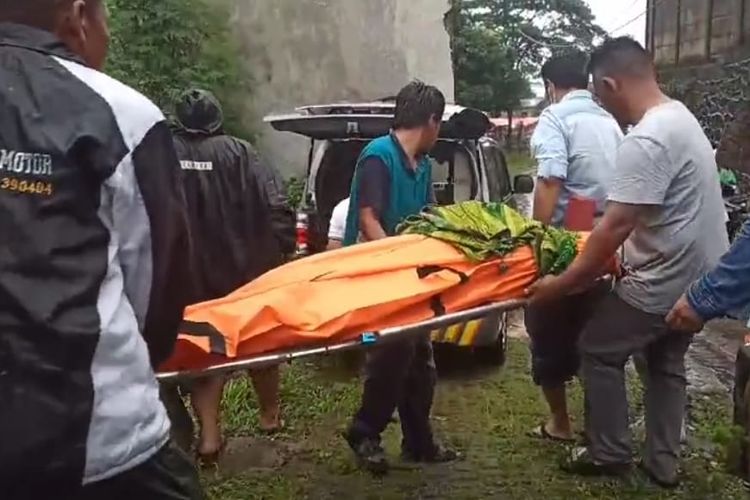 Warga bersama petugas sedang mengevakuasi tukang las asal Desa Purwosari Kabupaten Pasuruan yang menjadi korban pembunuhan, Senin (20/01/2025) 