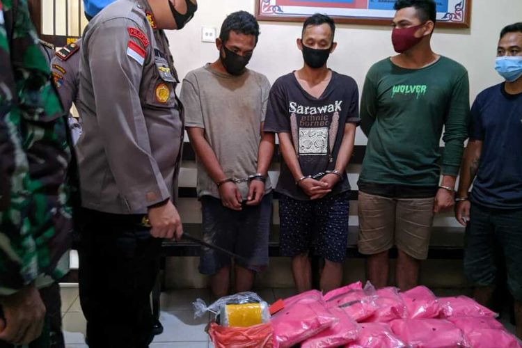 Aparat kepolisian dan TNI mengagalkan upaya penyeludupan narkoba jenis sabu di perbatasan Indonesia-Malaysia, di Kecamatan Sekayam, Kabupaten Sanggau, Kalimantan Barat. Dalam pungkapan tersebut, sebanyak 4 orang ditangkap dan sabu seberat 12 kilogram diamankan sebagai barang bukti.