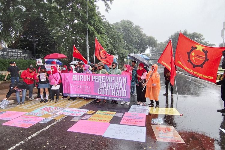 Aliansi Suara Perempuan gelar demonstrasi di area Patung Kuda Arjuna Wijaya, Gambir, Jakarta Pusat, Rabu (8/3/2023).