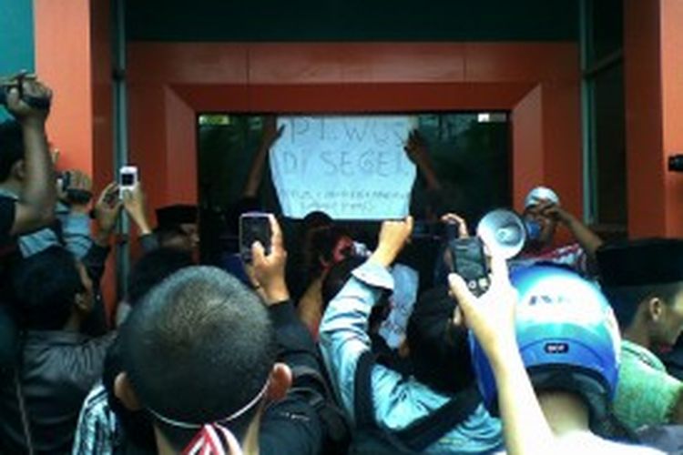 Forum Komunikasi Mahasiswa Sumenep (FKMS) saat menyegel kantor PT. Wira Usaha Sumenep (WUS). Setelah disegel, kantor itu ramai-ramai dilempari telur busuk.