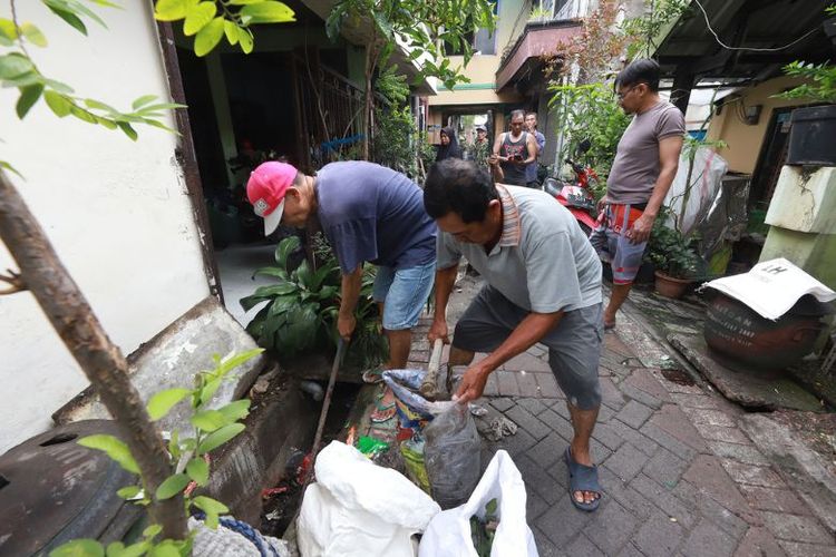 Program Surabaya Bergerak ajak masyarakat kerja bakti membersihkan lingkungan. 

