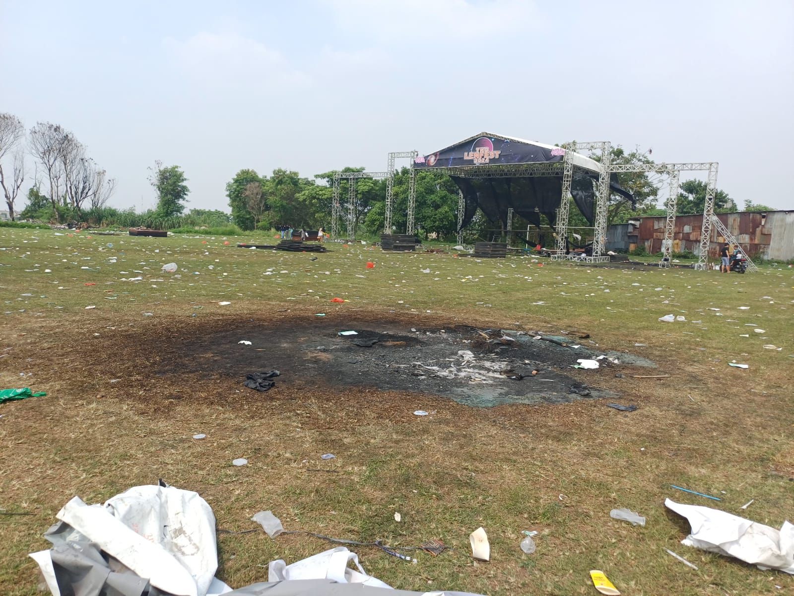 Banyak Sampah Plastik dan Bekas Terbakar Usai Penonton Mengamuk di Konser Festival Lentera Tangerang