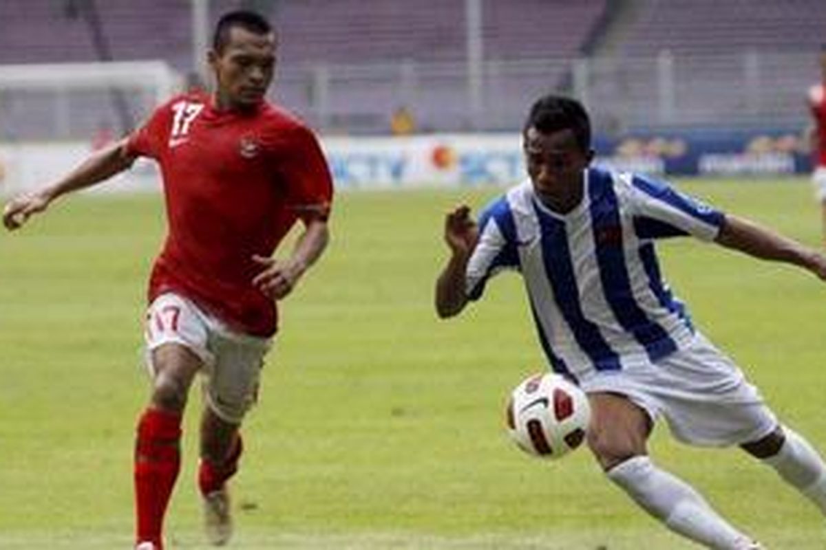Pemain Timnas U-23, Ferdinand Sinaga (kiri) berusaha merebut bola dalam pertandingan persahabatan melawan Timnas U-23 Timor Leste di Stadion Utama Gelora Bung Karno, Senayan, Jakarta, Selasa (25/10/2011). Timnas U-23 Indonesia memukul telak Timnas U-23 Timor Leste dengan skor 5-0.