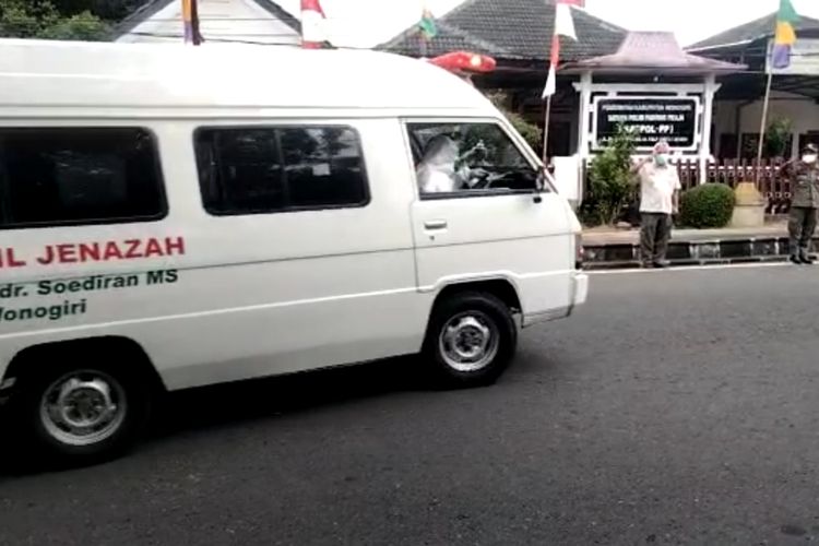 DIMAKAMKAN—Sebelum dimakamkan mobil ambulan yang membawa jenazah anggota Satgas Covid-19 Kabupaten Wonogiri, Jaka Prihanta (53) melewati Kantor Satpol PP untuk mendapatkan penghormatan terakhir, Sabtu (31/7/2021).