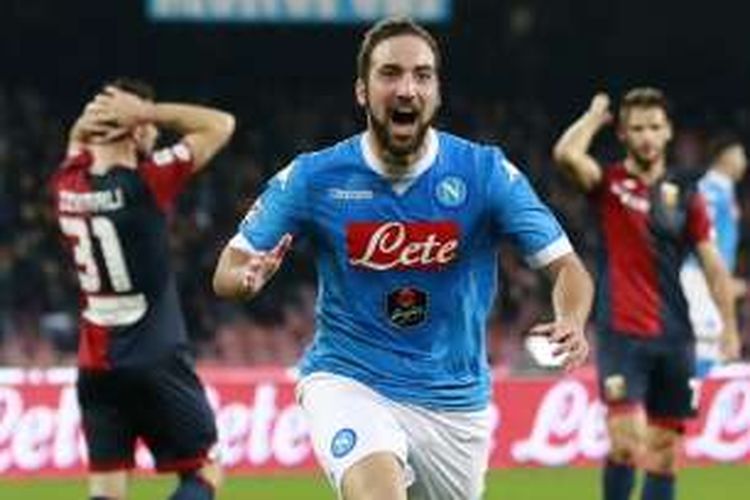 Penyerang Napoli, Gonzalo Higuain, melakukan selebrasi usai membobol gawang Genoa, pada lanjutan Serie A di Stadion San Paolo, Minggu (20/3/2016) waktu setempat.