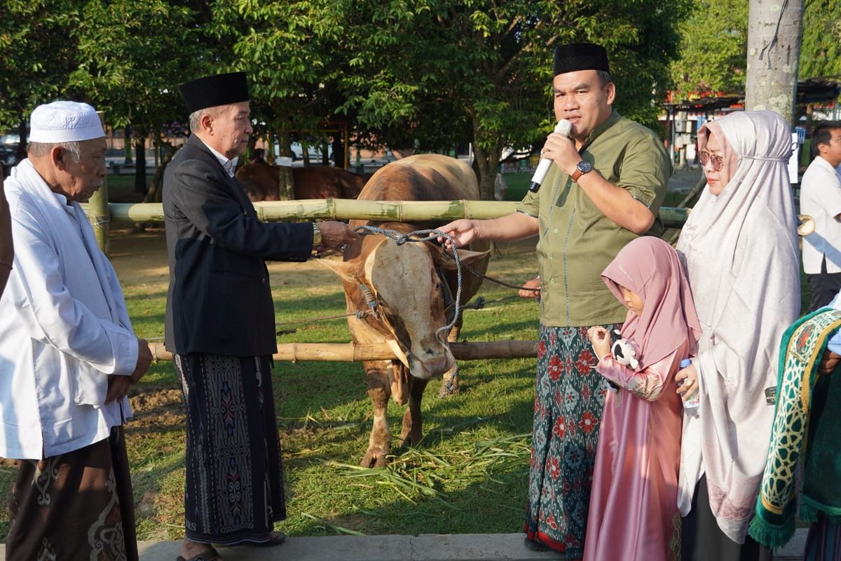 Bupati Blora Arief Rohman menyampaikan tiga hal penting kepada masyarakat Blora dalam salat Ied di Masjid Agung Baitunnur Alun-alun Blora, Senin (17/6/2024).