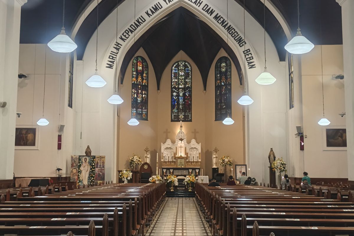 Pengurus Gereja Katedral Bandung Santo Petrus di Jalan Merdeka, Kota Bandung, Jawa Barat memasang foto Paus Fransiskus untuk kegiatan misa khusus dan doa Rosario, Senin (21/4/2025) sore.