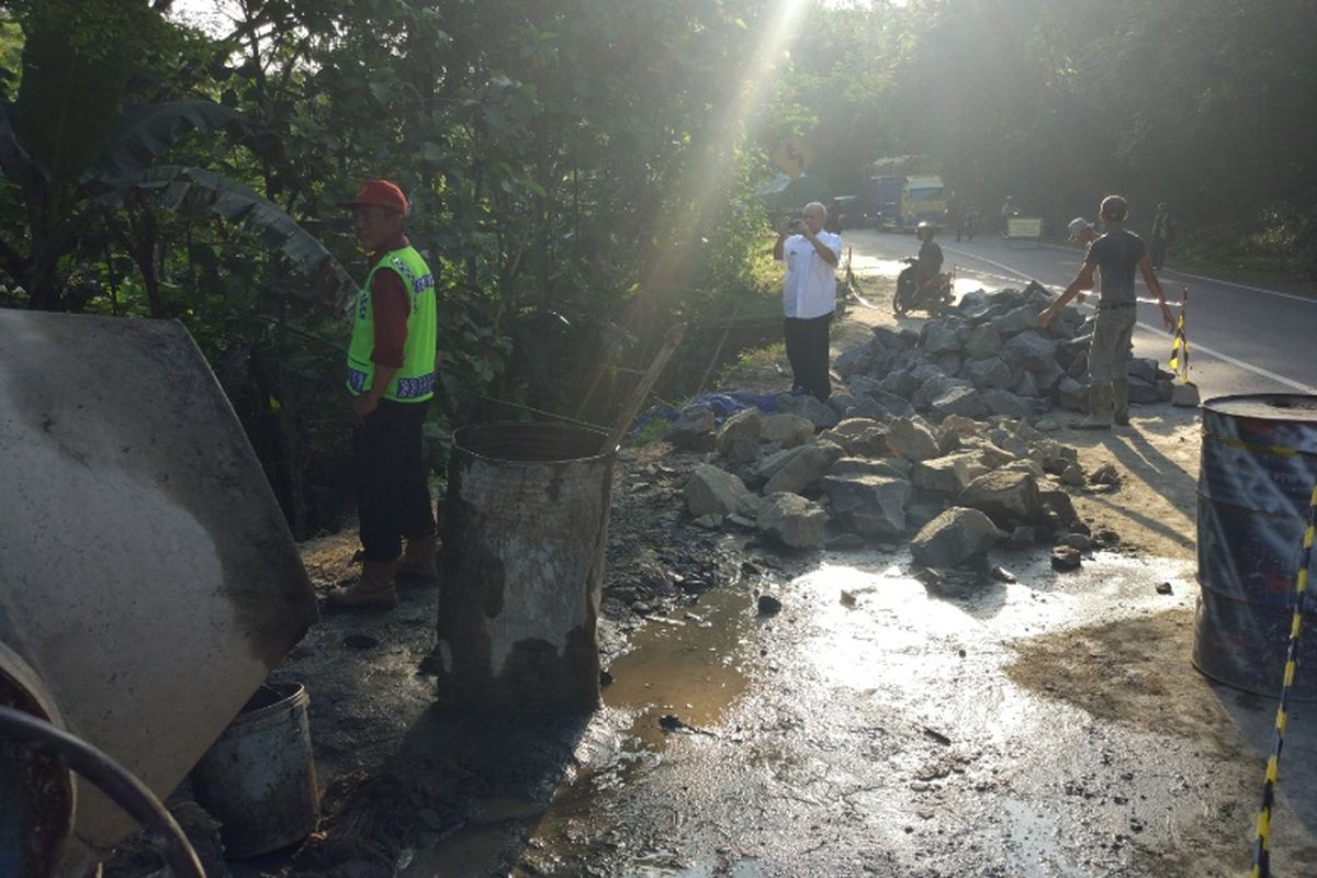 Perbaikan jalan longsor di Lumbir, Banyumas, Jawa Tengah, Sabtu (10/6/2017).