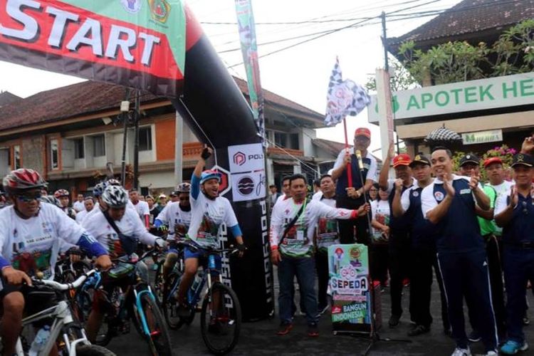 Sepeda Nusantara etape Gianyar Aman mengambil start di area car free day dan finish di depan Kodim 1616 Gianyar, diikuti oleh 1500 pesepeda dengan menempuh jarak 12 Km.