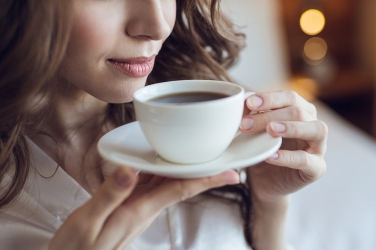 Beristirahat sejenak dan minum kopi adalah salah satu cara meningkatkan konsentrasi secara alami yang bisa dicoba.