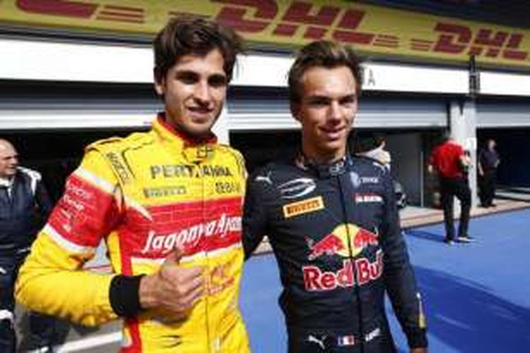Pebalap Prema Raceing, Pierre Gasly (Perancis, kanan) dan Antonio Giovinazzi (Italia), berpose bersama setelah menyelesaikan sesi kualifikasi GP2 Series Belgia di Sirkuit Spa-Francorchamps, Jumat (26/8/2016).