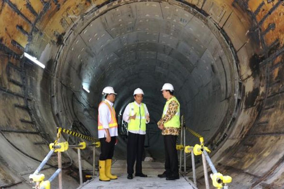 Suasana blusukan Presiden Joko Widodo di proyek MRT, tepatnya di 300 meter di bawah Jalan Jenderal Sudirman, Jakarta Pusat, Kamis (23/2/2019).