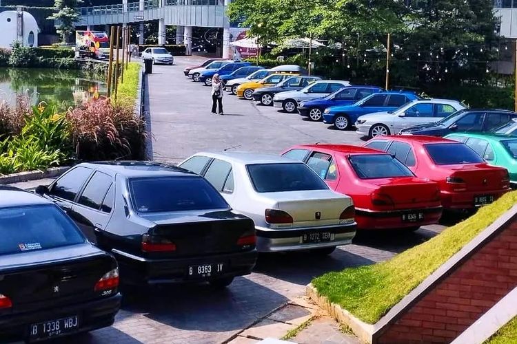 Para pecinta mobil Peugeot 306 yang tergabung dalam Indonesia Peugeot 306 Community menggelar acara Halalbihalal di Senayan Park, Jakarta Pusat, pada Minggu (11/5/2023).