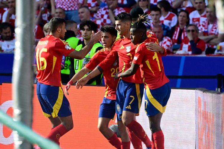 Para pemain Spanyol merayakan gol Alvaro Morata dalam pertandingan melawan Kroasia pada fase Grup B Euro 2024 di Olympiastadion, Berlin, Jerman, Sabtu (15/6/2024). Artikel ini berisi jadwal Euro 2024. (Photo by JOHN MACDOUGALL / AFP)