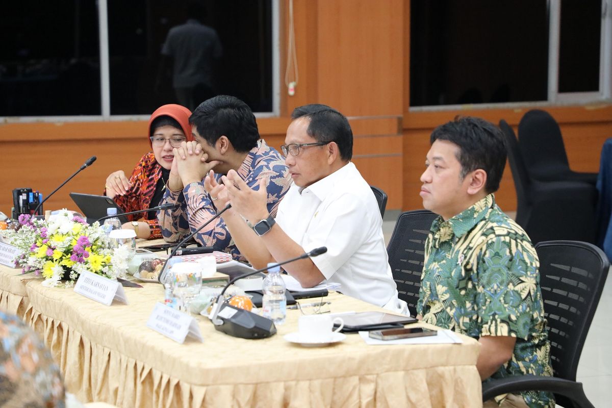 Menteri Dalam Negeri (Mendagri) Muhammad Tito Karnavian saat melakukan pemantauan langsung pemutakhiran data dan dashboard DTSEN di Kantor Pusat Badan Pusat Statistik (BPS), Jakarta, Rabu (30/7/2025). 
