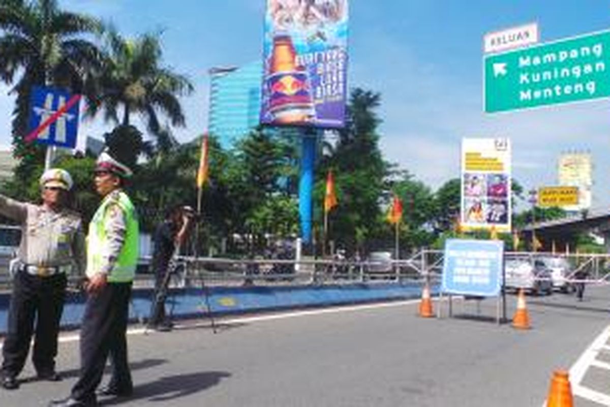 Uji coba penutupan exit Tol Tegal Parang.Senin (16/12/2013).