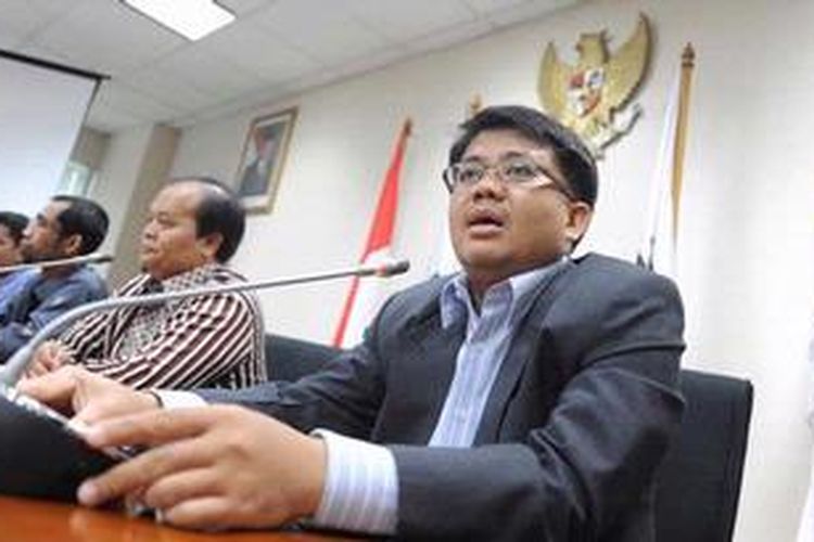 Wakil Ketua DPR yang baru dari Partai Keadilan Sejahtera (PKS) Mohamad Sohibul Iman (kanan) saat diperkenalkan oleh Ketua Fraksi Partai Keadilan Sejahtera (PKS) Hidayat Nur Wahid (tengah) di Kompleks Parlemen, Senayan, Jakarta, Selasa (12/2/2013). Sohibul Iman menggantikan Anis Matta yang kini menjadi Presiden PKS. 

