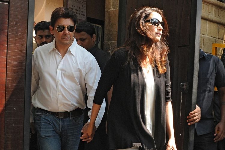 Aktris Bollywood Madhuri Dixit dan suami tiba di rumah Anil Kapoor di Mumbai, Senin (26/2/2018), untuk melayat aktris Sridevi yang meninggal di Dubai, Sabtu (24/2/2018).