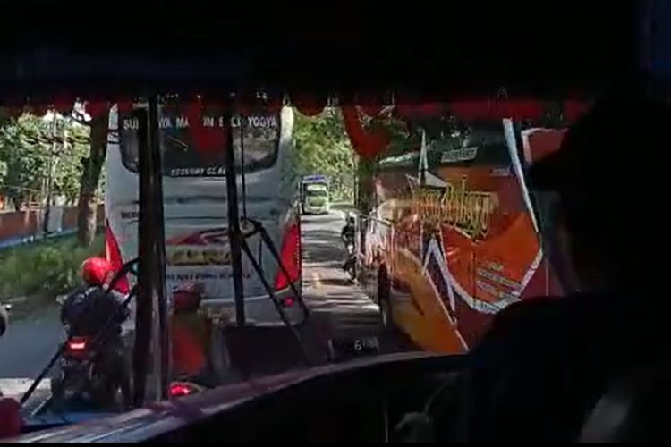 Diduga lalai dalam mengemudikan kendaraan, Sopir Bus Sugeng Rahayu menabrak pemotor yang berhenti di belakang Bus Mira. Akibat kecelakaan tersebut sepeda motor yang dikendarai korban terlipat.