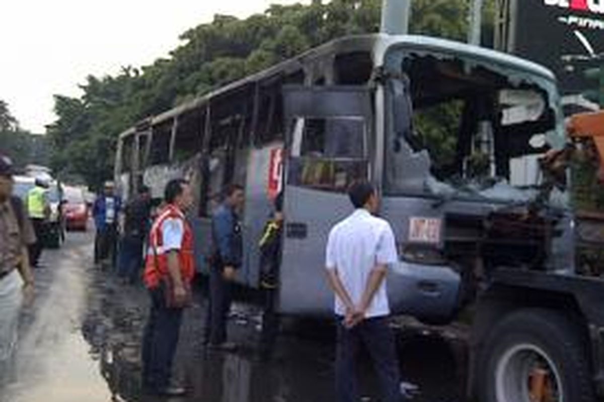 Sebuah bus Transjakarta koridor IV dengan rute Pulogadung-Dukuh Atas terbakar, Rabu (9/10/2013). Api diduga akibat konsleting pendingin udara (AC).