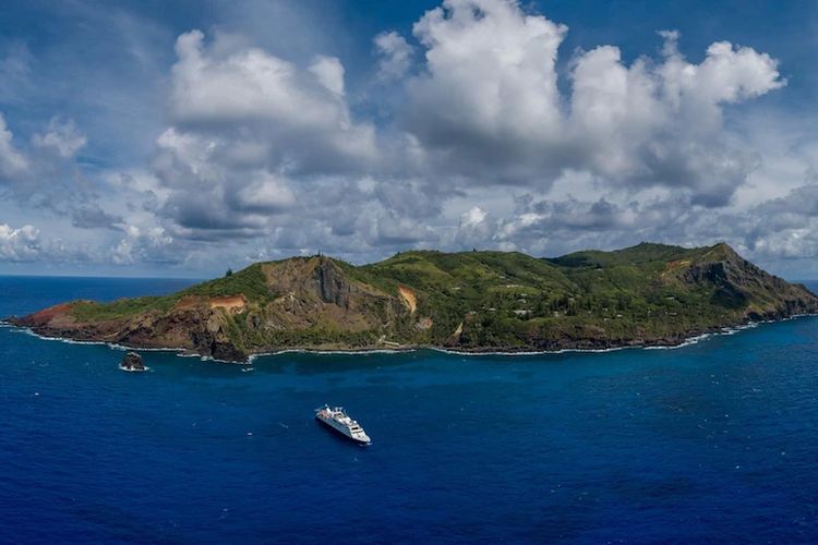 Terletak di Pasifik selatan, tetangga terdekat Pulau Pitcairn, Tahiti, berjarak 2.170 kilometer.