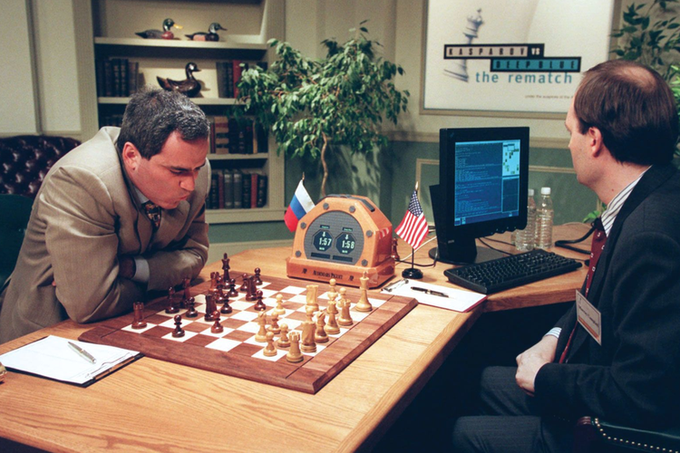 Garry Kasparov (kiri) melawan Deep Blue (kanan) dalam pertandingan ulang catur pada 1997. Kasparov menelan kekalahan dari Deep Blue.