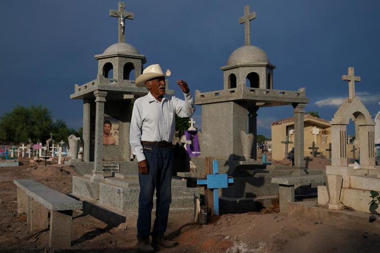 Ayah aktivis lingkungan Tomas Rojo di depan makam anaknya di Potam, Meksiko.