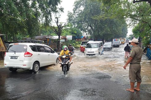 Jalan M Toha Karawaci Terendam Banjir Sekitar 40 Cm, Air Berwarna Keruh