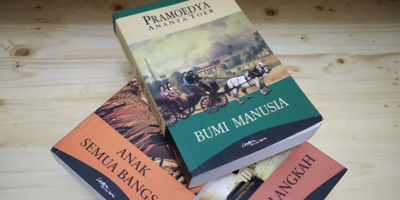 Tetralogi Buru karya Pramoedya Ananta Toer: Bumi Manusia, Anak Semua Bangsa, Jejak Langkah, dan Rumah Kaca.